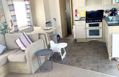 Lydd-on-Sea House | Beautiful caravan located opposite Greatstones stunning beach