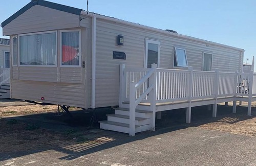 Lydd-on-Sea House | Beautiful caravan located opposite Greatstones stunning beach