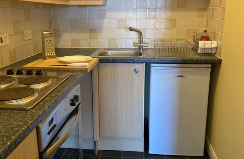 Bognor Regis Apartment | Beautiful central studio flat in town with sea views & parking. Pet friendly.