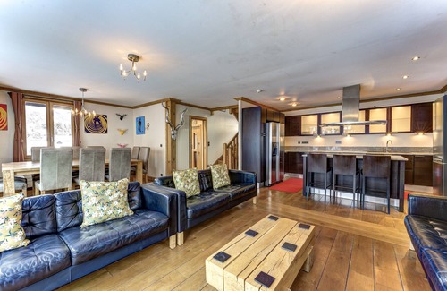 Les Bossons Ski Chalet | Beautiful Chalet & Amazing views: 5 Bed, 6 bath, Sauna, Hot Tub, Parking, Garden