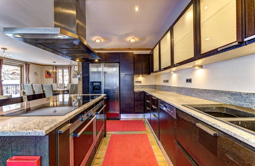 Les Bossons Ski Chalet | Beautiful Chalet & Amazing views: 5 Bed, 6 bath, Sauna, Hot Tub, Parking, Garden