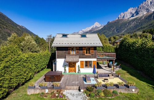 Les Bossons Ski Chalet | Beautiful Chalet & Amazing views: 5 Bed, 6 bath, Sauna, Hot Tub, Parking, Garden