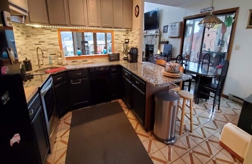 Tobyhanna Ski Chalet | Beautiful Chalet on the lake w/Hot Tub, Grill, Firepit, Deck