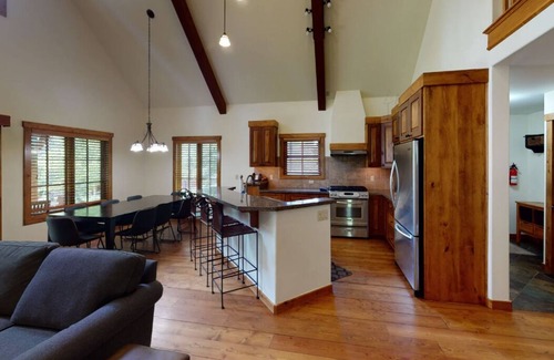 Tamarack Ski Chalet | Beautiful Chalet|Private Hot Tub, Wood Fireplace