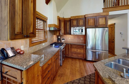 Tamarack Ski Chalet | Beautiful Chalet|Private Hot Tub, Wood Fireplace