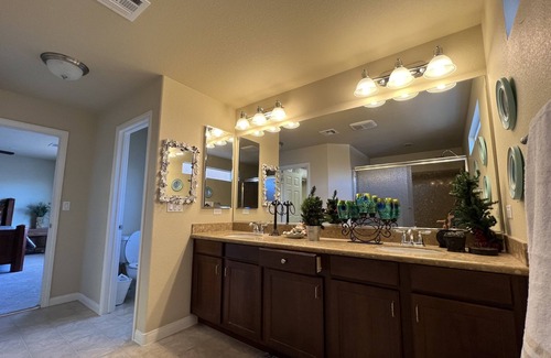 Enterprise House | Beautiful comfortable 5 bedrooms house chose to MGM 5 miles.