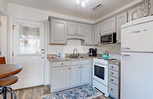 Hatteras Condo | Beautiful Condo w/Central AC, Ocean View, Shared Pool, & Free WiFi