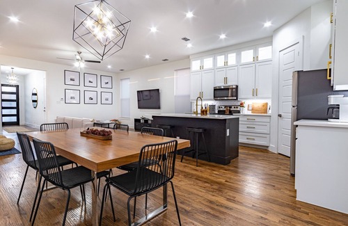 West Dallas House | Beautiful Contemporary 4BR near Downtown Dallas