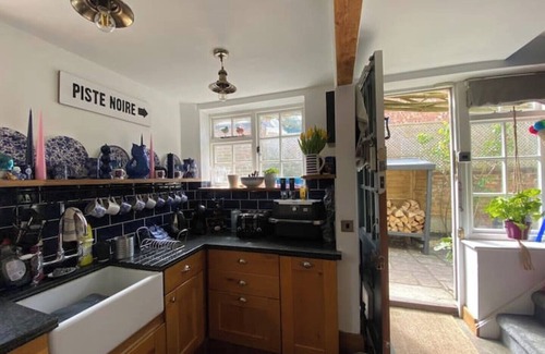 New Forest District Cottage | Beautiful cottage + hot tub, close to marinas