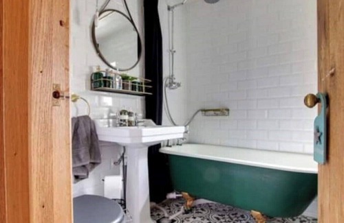New Forest District Cottage | Beautiful cottage + hot tub, close to marinas