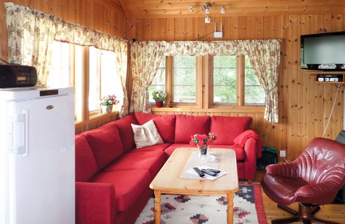 Gjuvsland House | Beautiful cottage in the middle of the picturesque Hardangerfjord, on the island Varaldsøy.