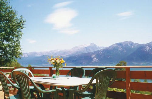 Gjuvsland House | Beautiful cottage in the middle of the picturesque Hardangerfjord, on the island Varaldsøy.