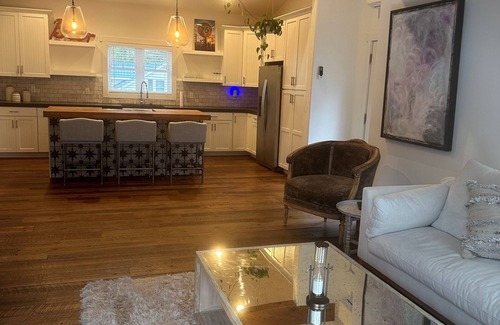 Falconhurst Cottage | Beautiful Cottage in West Asheville