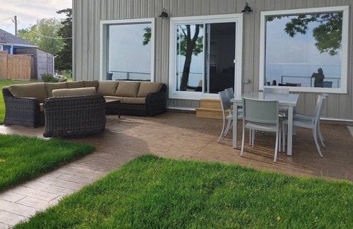 Hamilton Cottage | Beautiful cottage right on the Lake Erie