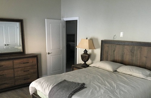 Hamilton Cottage | Beautiful cottage right on the Lake Erie