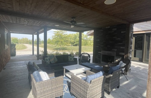 Dashwood Cottage | Beautiful Country Estate w/hot tub, beach access, close to popular towns