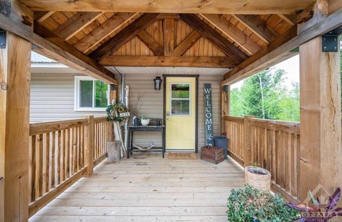 Madawaska Valley Cottage | Beautiful Cozy 3 Bedroom Cottage on the Lake