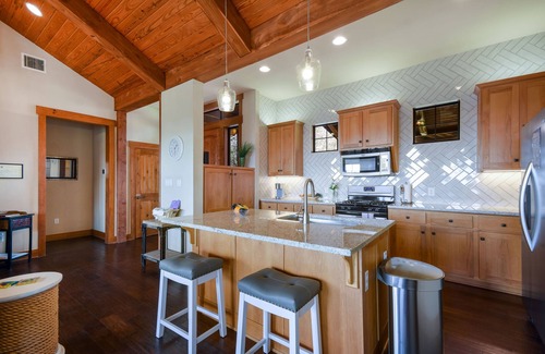 Jonestown Cottage | Beautiful Cozy Cottage at Hollows Resort, Beach Club, 4 Pools, Pickleball!