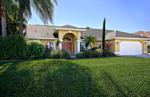 Pelican House | Beautiful & Cozy SW Private Villa Home with Gulf access/Heated private pool