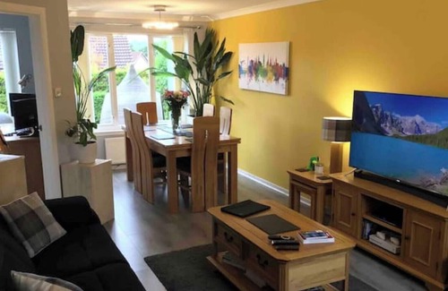 Glasgow House | Beautiful Detached House With Private Gardens