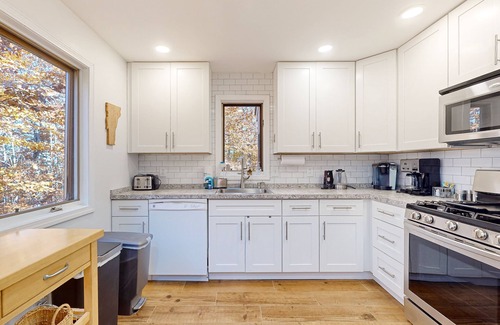 Mountain Acres House | Beautiful dog-friendly house w/fireplace, firepit, bbq, deck, patio, w/d, wifi