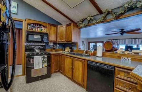 Dundee Cottage | Beautiful East Waneta Lakeside Cottage!