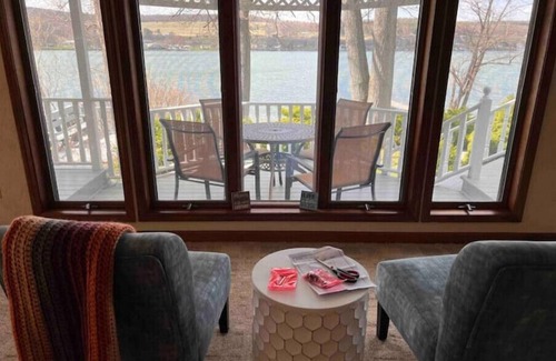 Dundee Cottage | Beautiful East Waneta Lakeside Cottage!