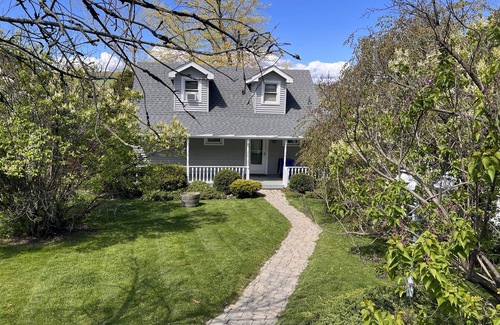 Dundee Cottage | Beautiful East Waneta Lakeside Cottage!