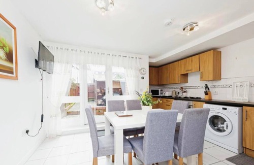 Canterbury House | Beautiful Family Town Home With Private Parking