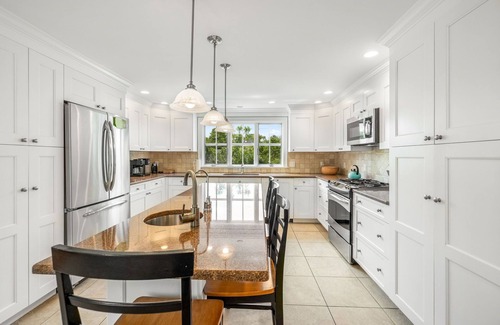 Dennis Port House | Beautiful five bedroom home with private swimming pool