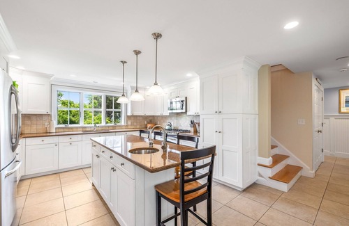 Dennis Port House | Beautiful five bedroom home with private swimming pool