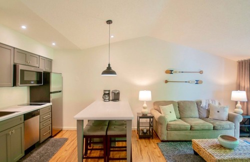 Acme Condo | Beautiful, Fresh, Spotless, Beach Access Condo Near Wineries, Shopping, Hiking