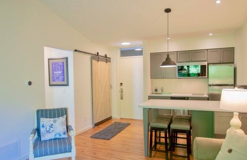 Acme Condo | Beautiful, Fresh, Spotless, Beach Access Condo Near Wineries, Shopping, Hiking