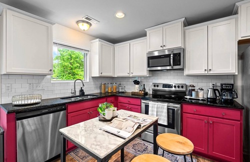 Southwest Raleigh House | Beautiful Furnished Bedroom in Central Location - Downtown Cary & NC State
