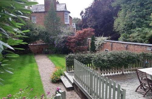 Oakham House | Beautiful Georgian cottage within a private walled garden