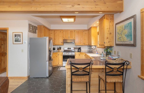 Grand Lake House | Beautiful Grand Lake year-round cabin, lake views, 2 minutes to town, 10 to RMNP
