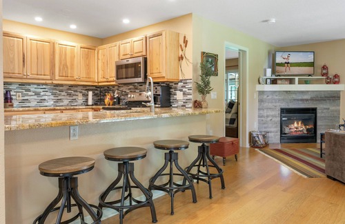 Edwards Condo | Beautiful Ground-level Condo, Hot tub, Pool Minutes to Arrowhead Ski Resort