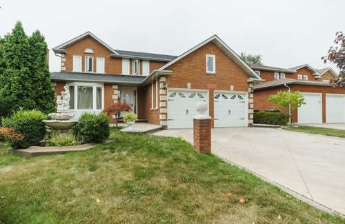 East Credit Apartment | Beautiful Home 4 Bed, 3 bath, garage, backyard!