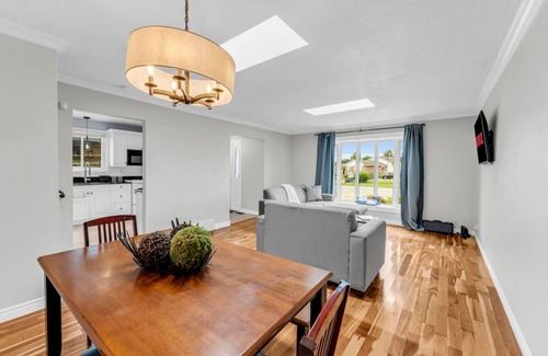 Thorold Apartment | Beautiful Home by Falls with Air Hockey | Games