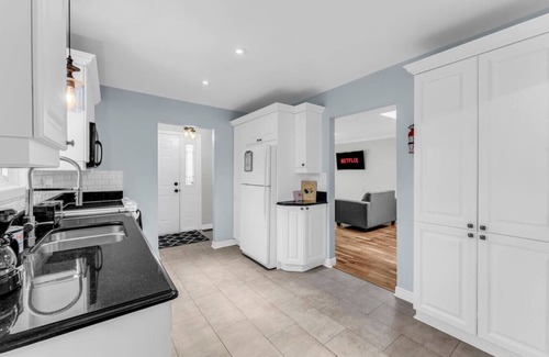 Thorold Apartment | Beautiful Home by Falls with Air Hockey | Games