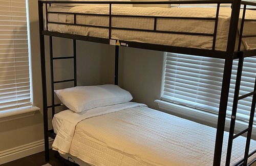 Springdale House | Beautiful Home Fully Equipped, sleeps 8.