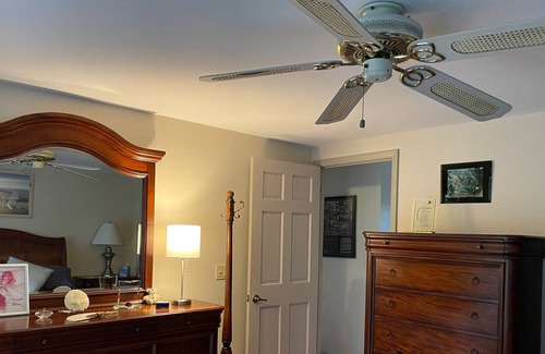 New Haven House | Beautiful home in a quiet neighborhood w/hotub