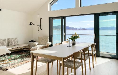 Giske House | Beautiful Home In Giske With Jacuzzi