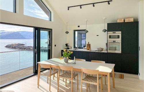 Giske House | Beautiful Home In Giske With Jacuzzi