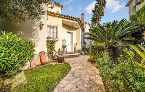 Molinell House | Beautiful Home In Oliva With Kitchen