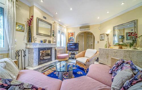 Molinell House | Beautiful Home In Oliva With Kitchen