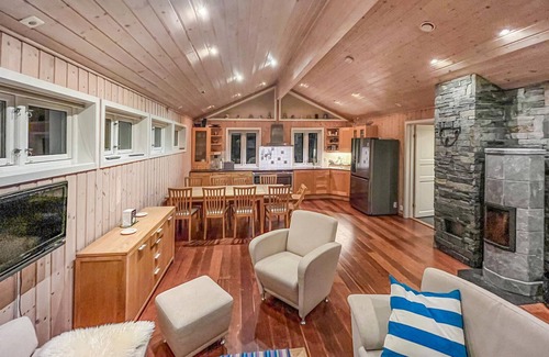 Kvam House | Beautiful home in Tørvikbygd with WiFi