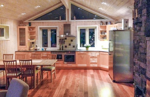 Kvam House | Beautiful home in Tørvikbygd with WiFi