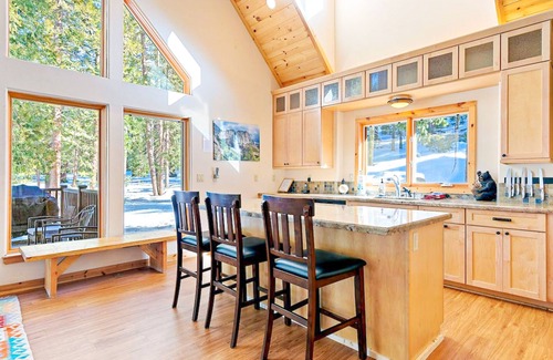 Yosemite National Park House | Beautiful home in the woods with EV charger, deck & Ping-Pong