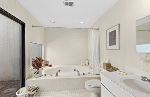 Wainscott House | Beautiful Home in Wainscott, walking distance to the ocean with large pool.